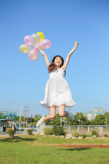 女性の乳頭を凸起しています